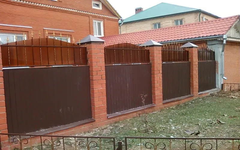 Комбинированные заборы из профнастила и поликарбоната